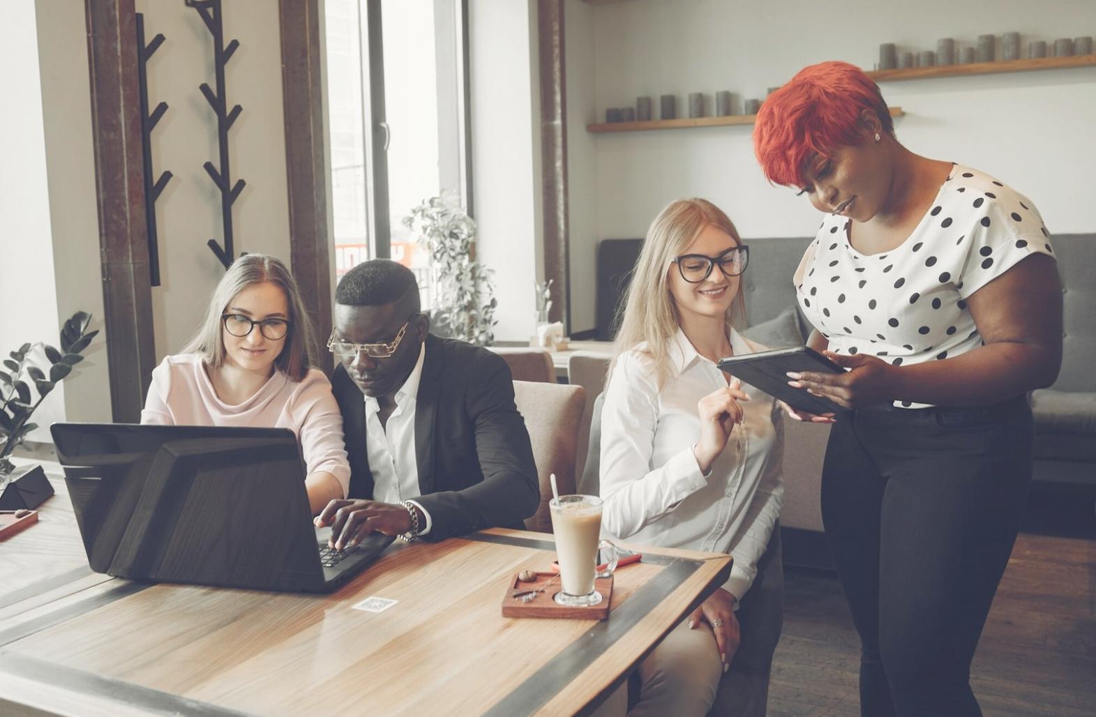Espacio de trabajo minimalista representando claridad financiera