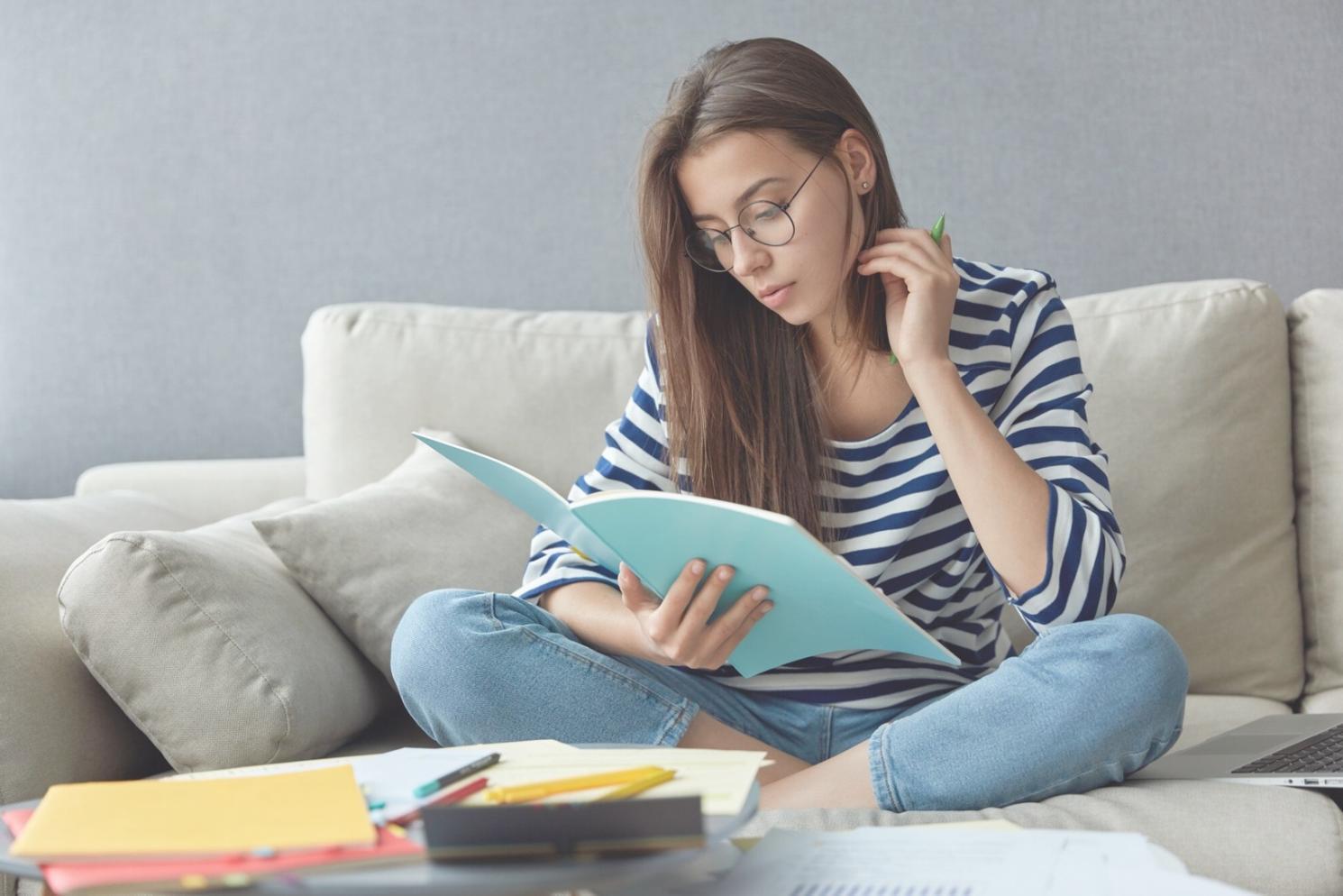 Elementos visuales simbolizando estrategia financiera estructurada