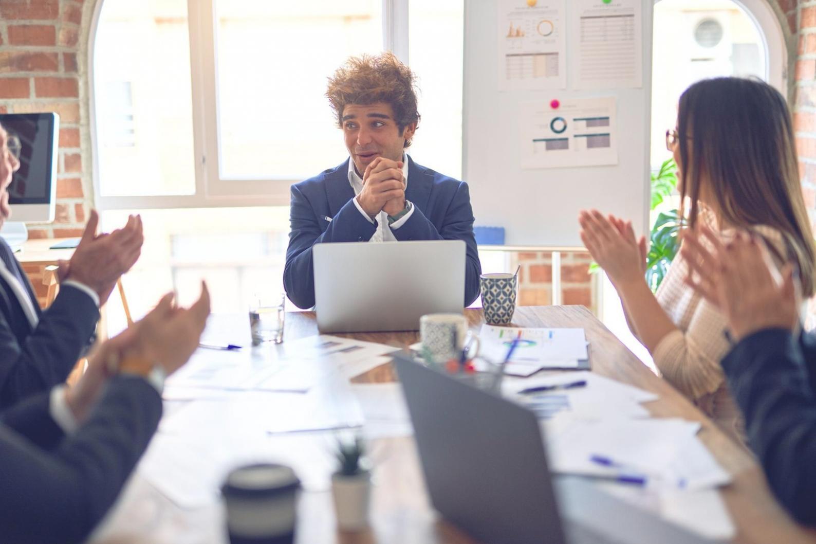 Persona trabajando en estrategias financieras personales con documentos y calculadora