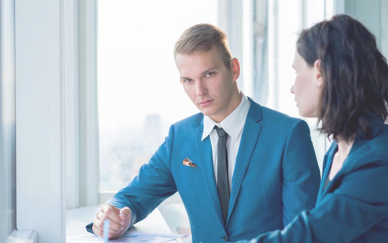 Equipo colaborando en planificación de proyectos emprendedores