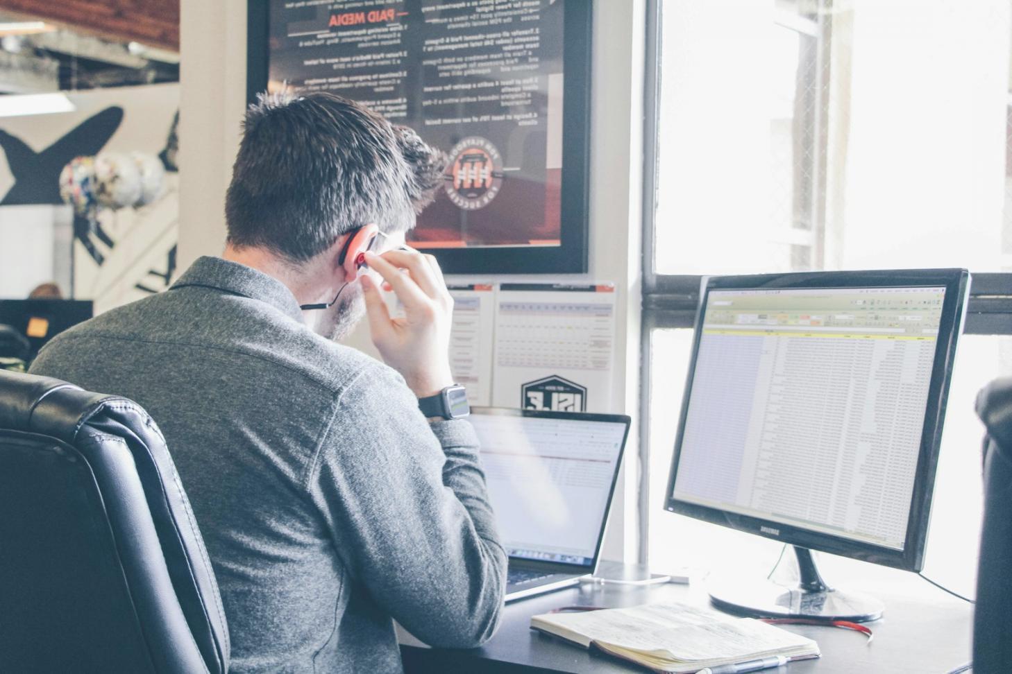 Espacio de trabajo colaborativo donde se desarrollan estrategias financieras prácticas